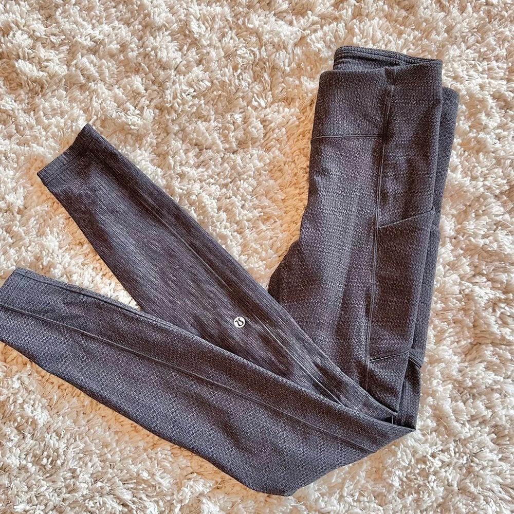 Lululemon Leggings Cropped with pockets - Size 4. - Picture 2 of 3